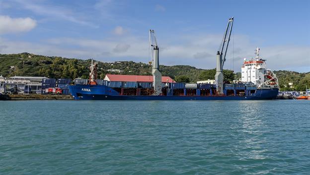 Ein größeres Versorgungsschiff ist aus Mauritius angekommen. Mehr oder weniger wird in Rodrigues alles importiert.